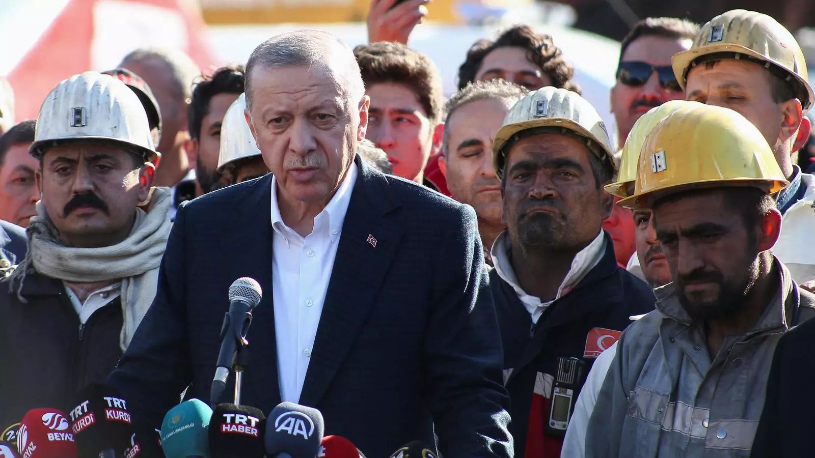 El president turc, Recep Tayyip Erdogan, aten la premsa amb els miners de la mina d'Amrasa on han mort 41 persones per una explosió.