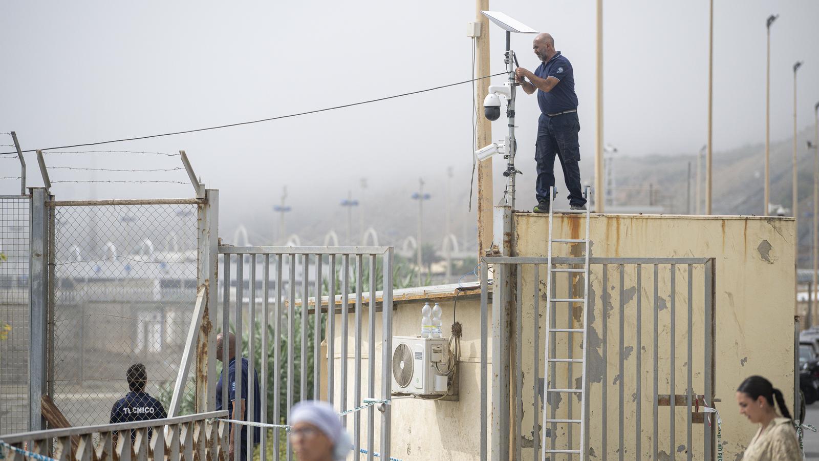 A technician installing today new security cameras at El Tarajal.
