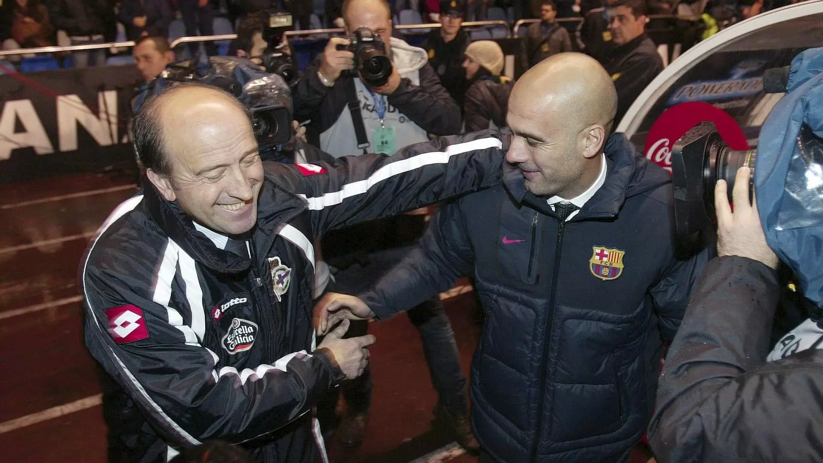 Guardiola i Lotina se saluden abans del partit