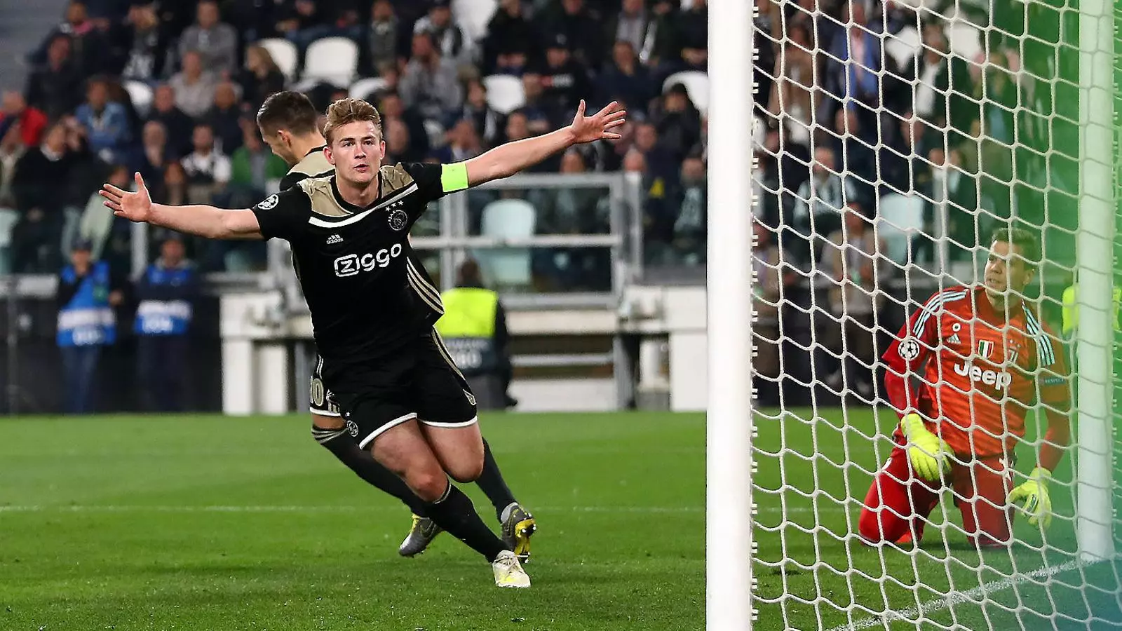 Matthijs de Ligt celebrant el gol de la victòria.