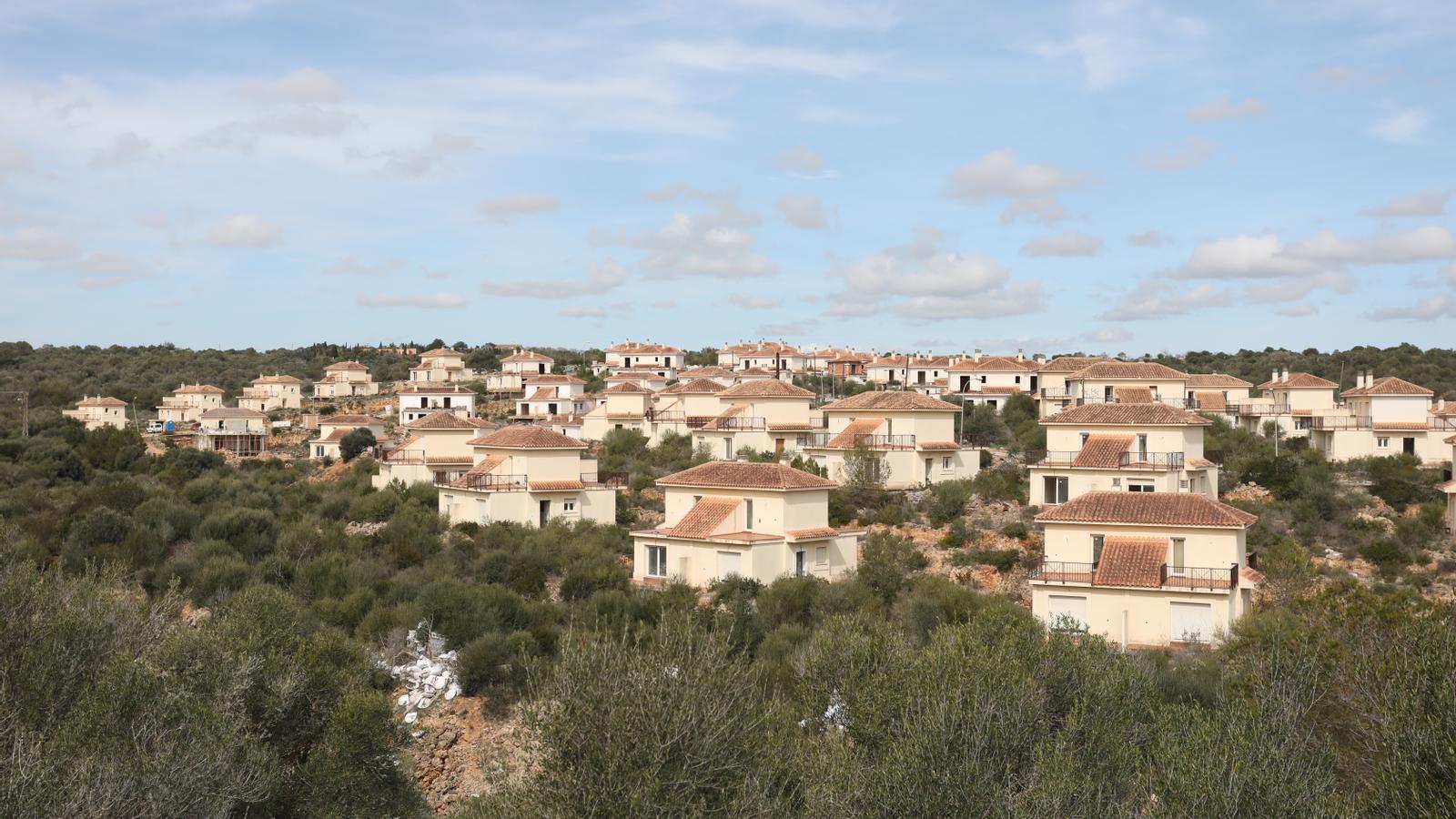Urbanització dispersa a Mallorca: xalets aïllats que funcionen com una ciutat sense continuïtat urbana.