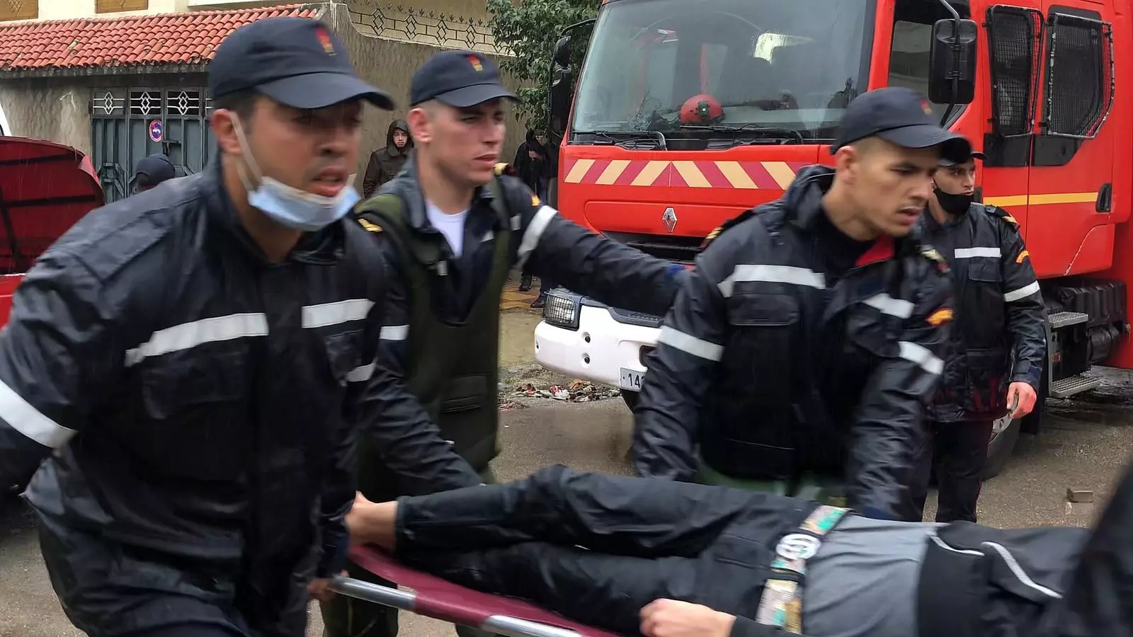 Els serveis d'emergència traslladen una persona ferida
