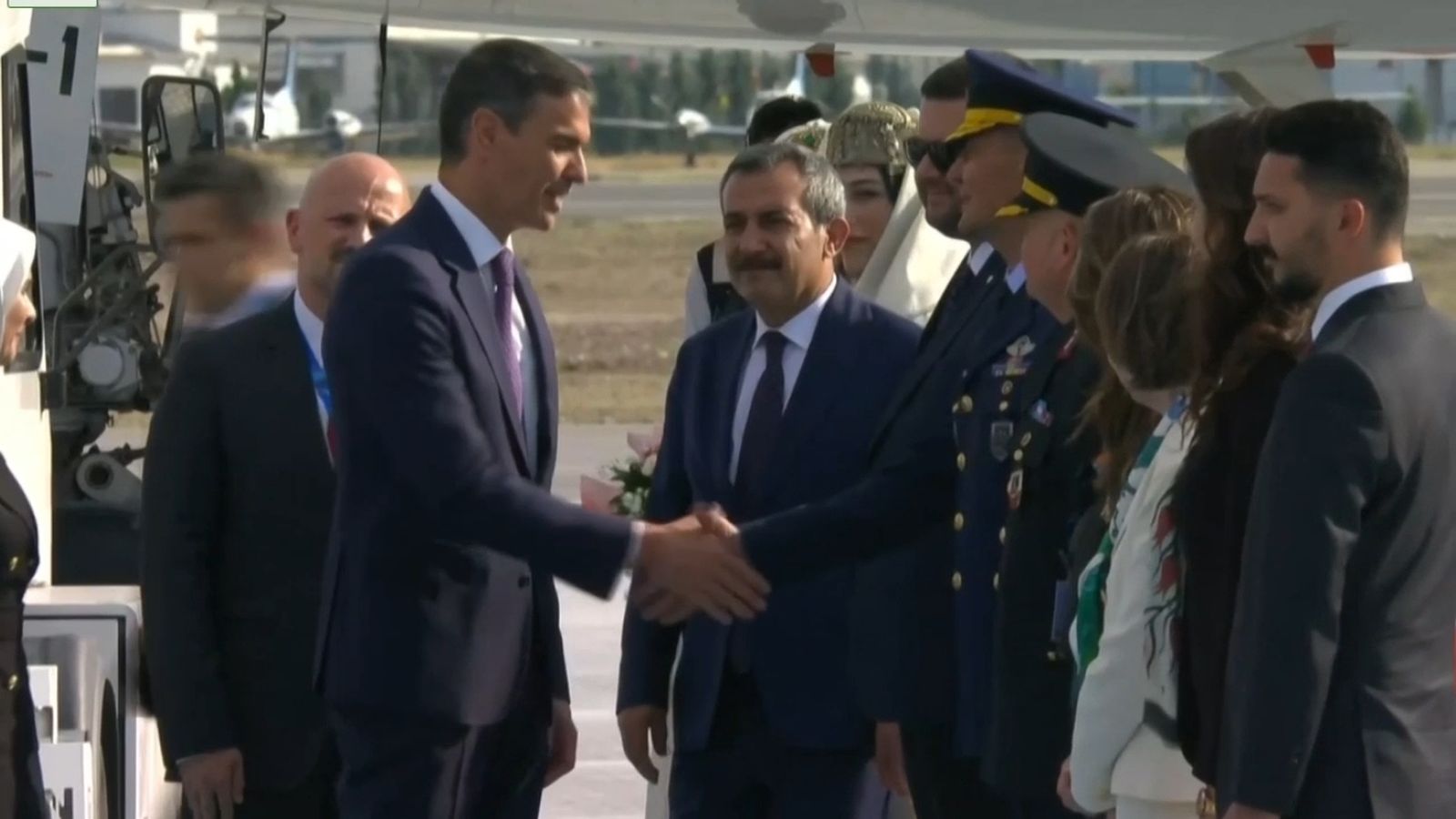 Pedro Sánchez arrives without Begoña Gómez at the NATO summit... and they receive him with two bouquets