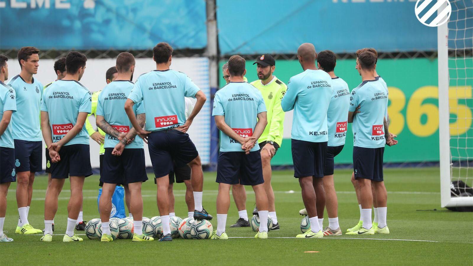 Pablo Machín parla amb els seus jugadors durant un entrenament