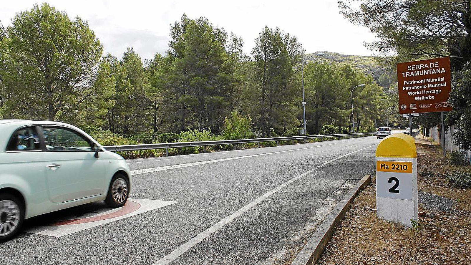 La carretera Ma-2210, que comença al port de Pollença i arriba fins a la platja de Formentor.