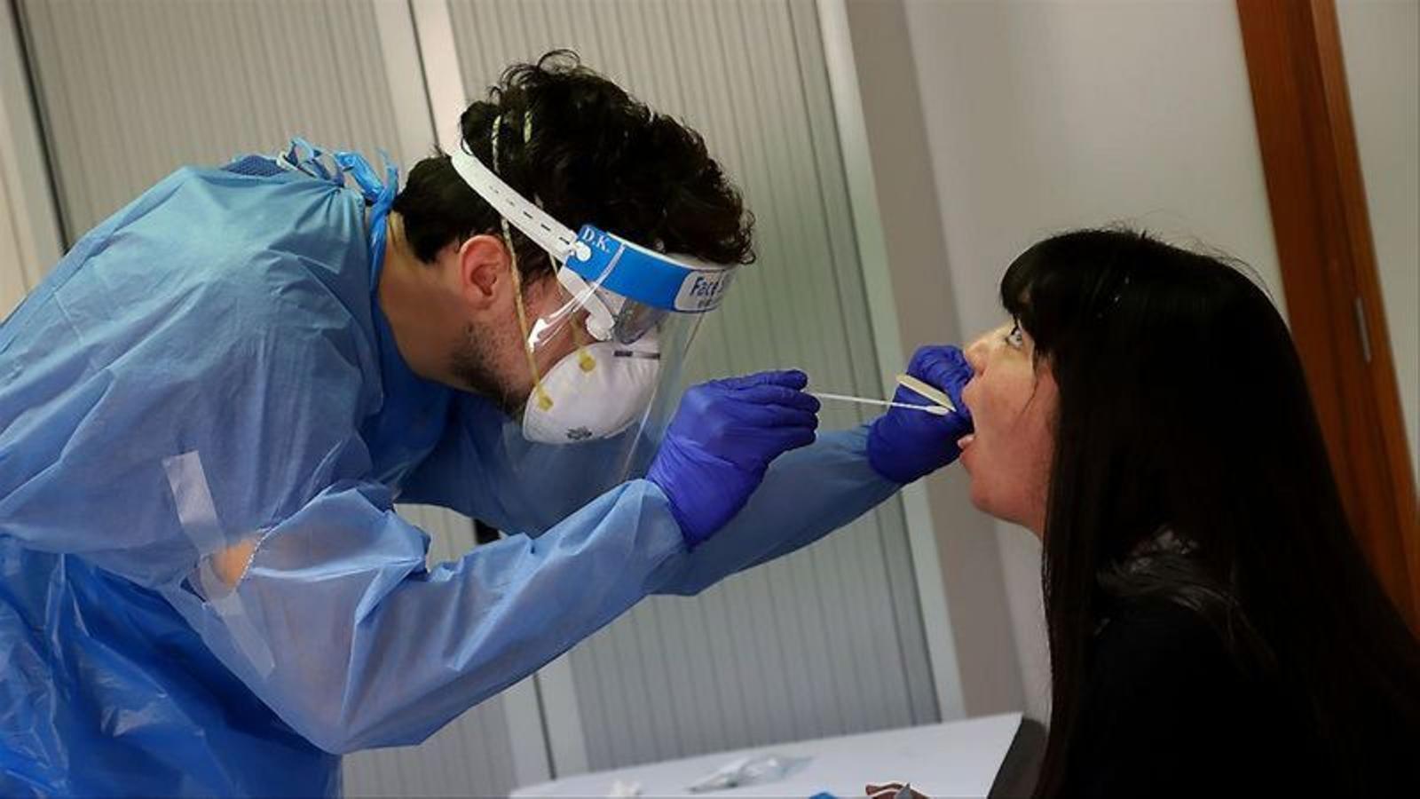 Un sanitari fa una prova PCR.