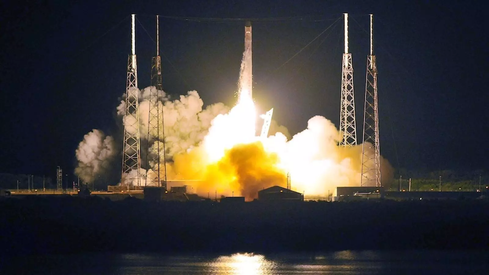 El coet Falcon 9 s'enlaira de Cap Canaveral aquest dimarts. / BRUCE WEAVER / AFP