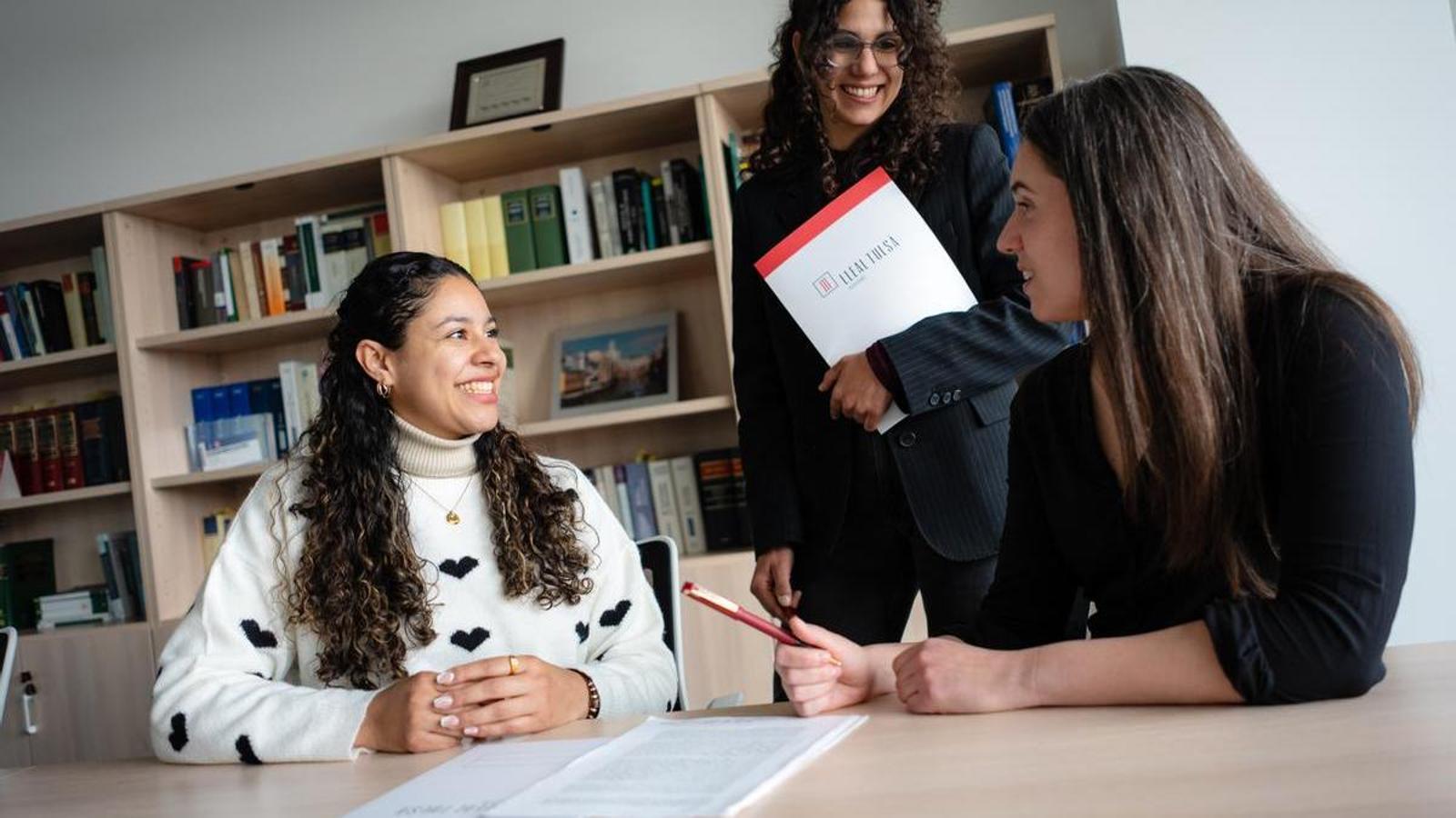 Yeni Sánchez with her lawyers, before submitting the regulation request.