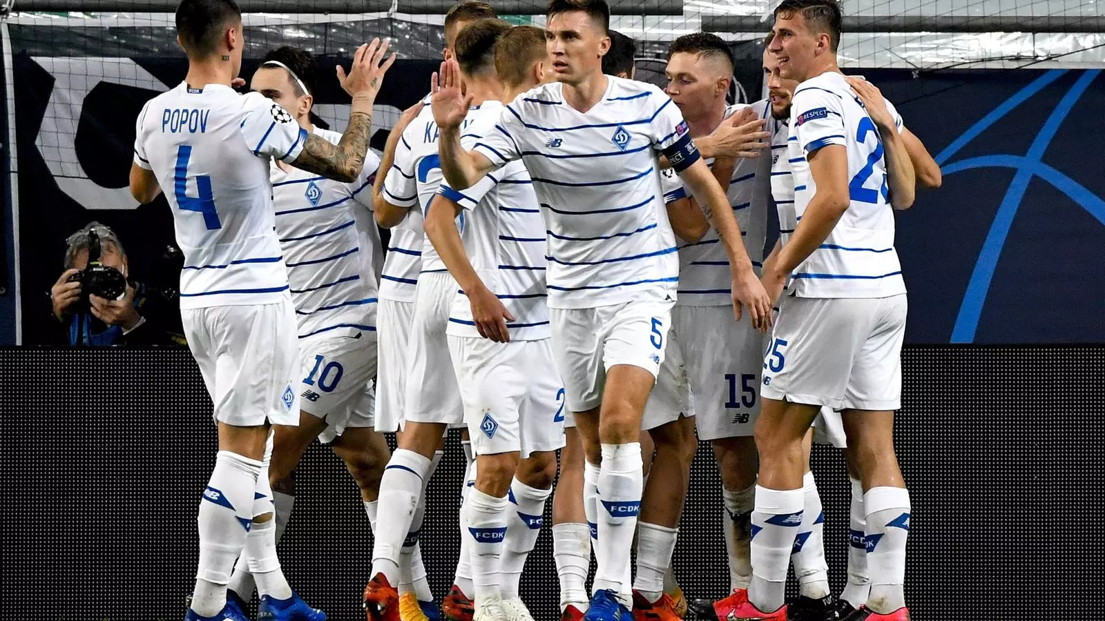Jugadors del Dinamo de Kiev celebrant el primer gol contra Ferencvaros Budapest de la Champions League