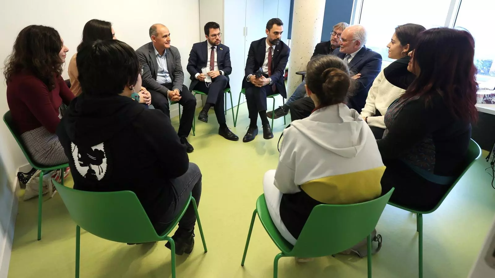 El president Aragonès i el conseller Torrent reunits amb usuàries i terapeutes de Sant Pere Claver