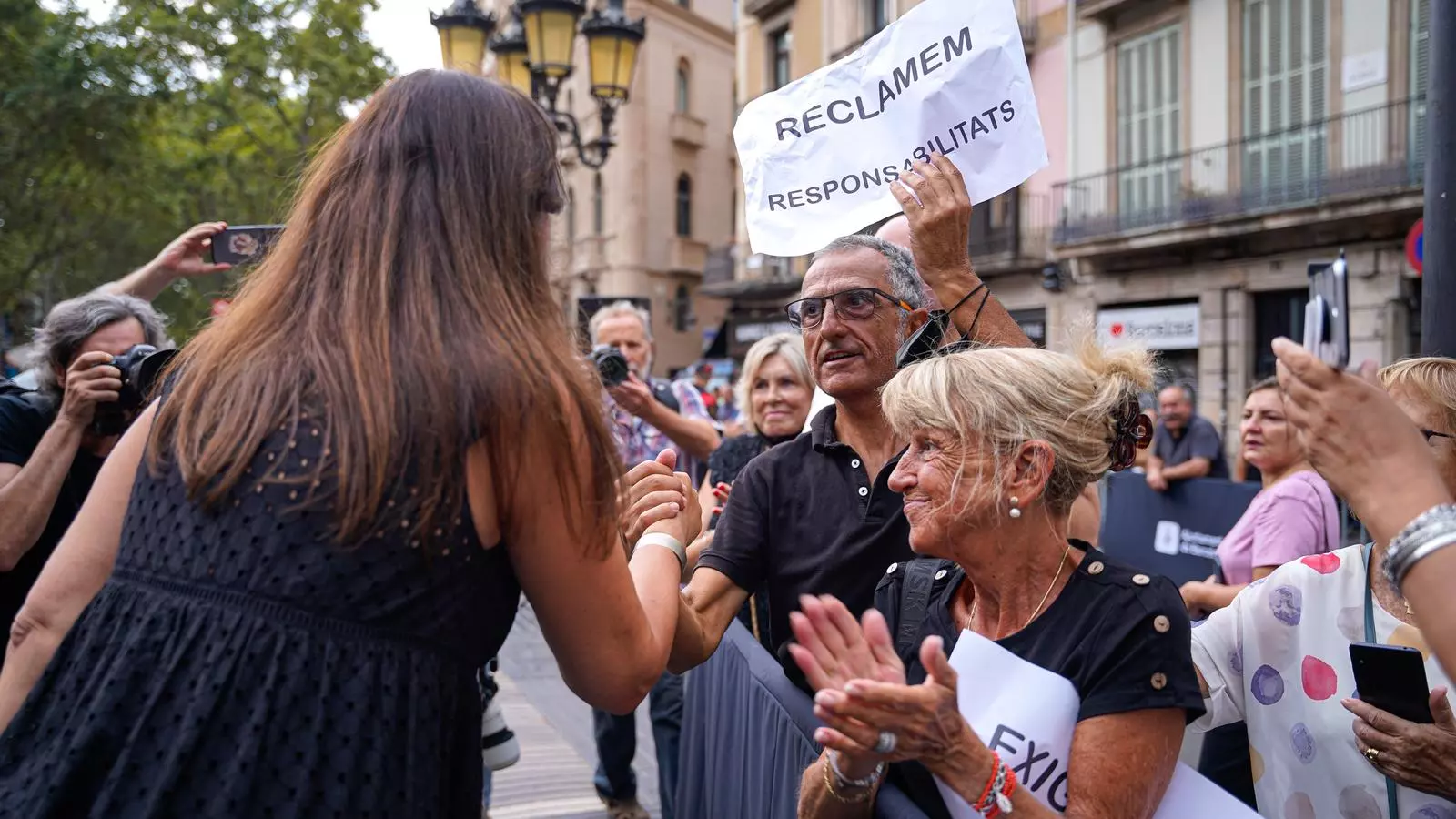 Laura Borràs saludando los manifestantes en el acto de homenaje del 17-A