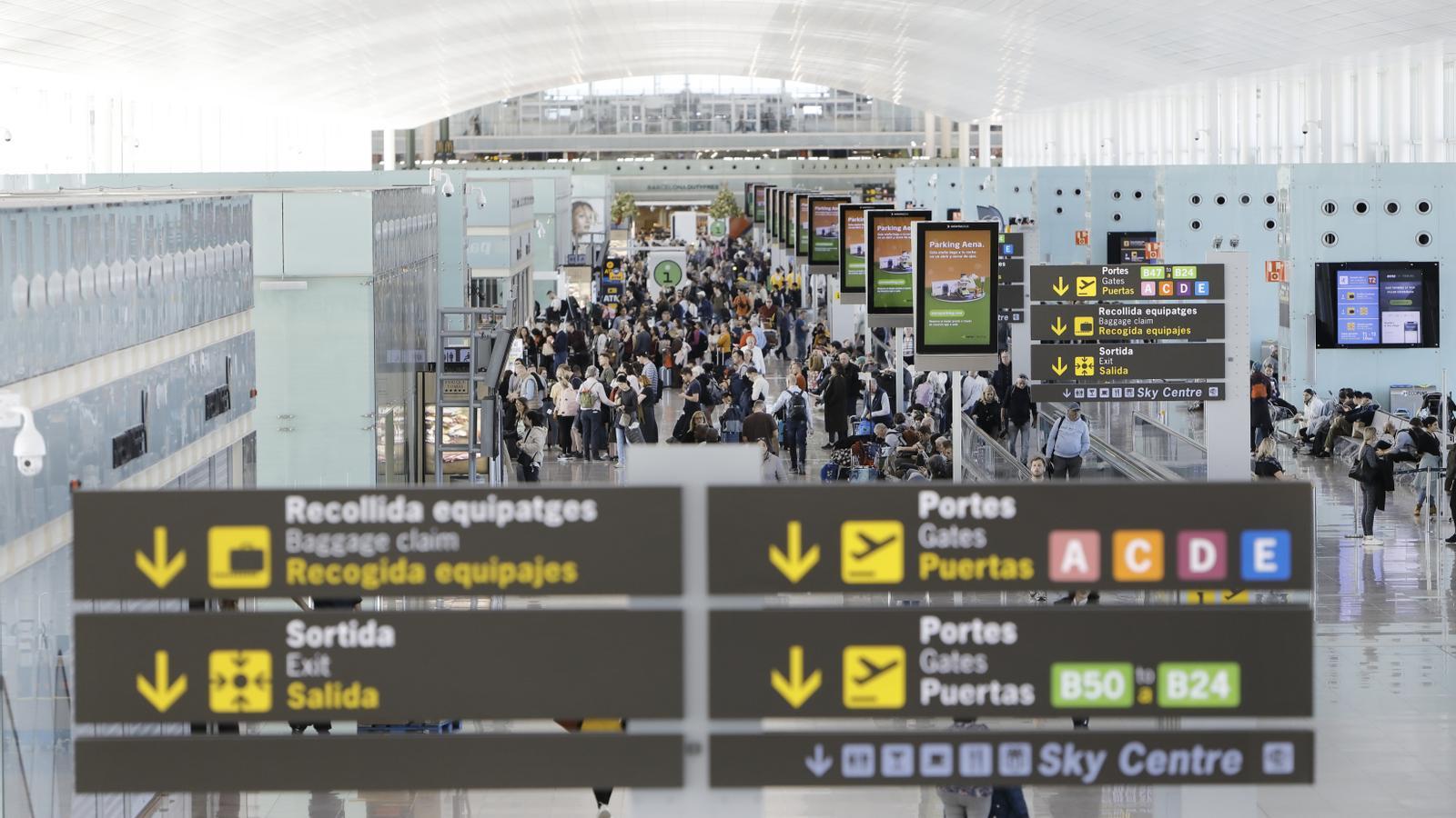 Pasajeros en la zona de embarque de la Terminal T1 del Aeropuerto Josep Tarradellas Barcelona-El Prat. Aena