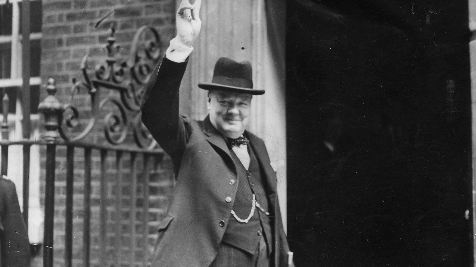 Winston Churchill hace el signo de la victoria en 1943.