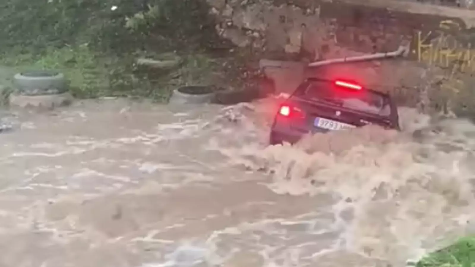 El cotxe arrossegat per la intensa pluja.