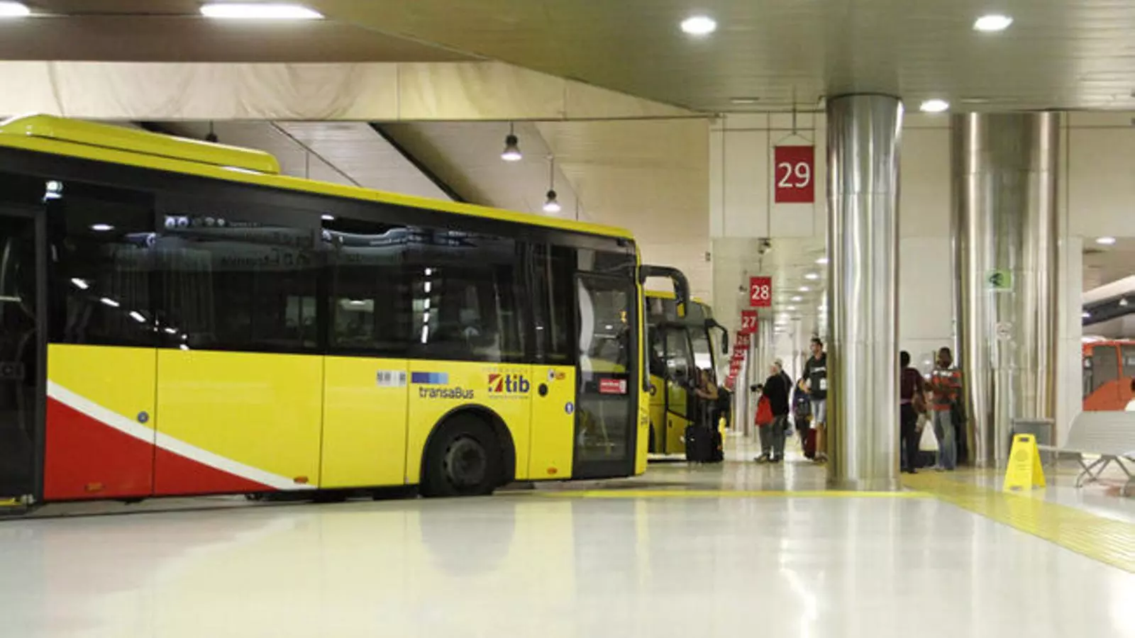 Un autobús TIB a l'estació intermodal de Palma. / ARXIU