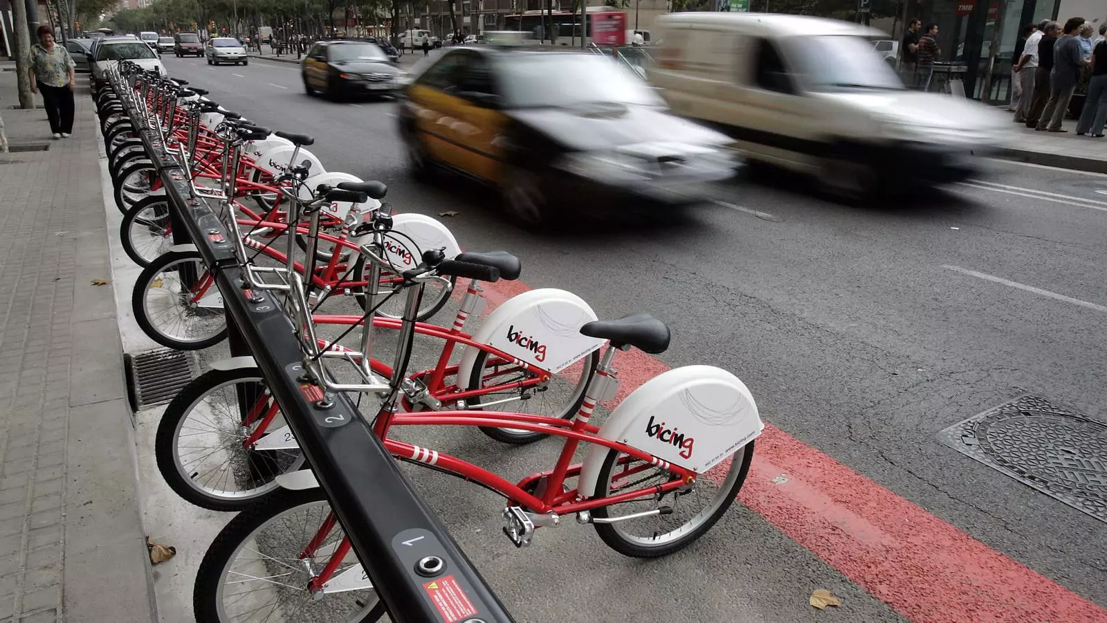 Els usuaris del Bicing patiran un increment modest del servei durant el 2013 mentre l'Ajuntament estudia per a l'any que ve un nou model tarifari.