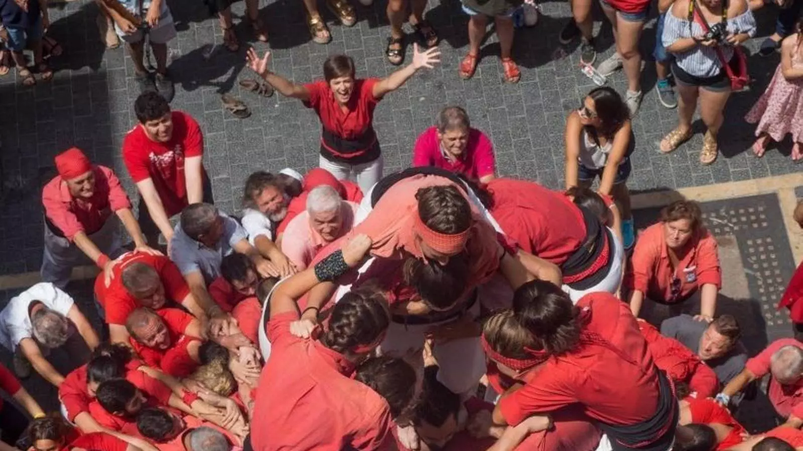 Els Nens criden els seus castellers i aficionats amb l'etiqueta #ALlorençTOT