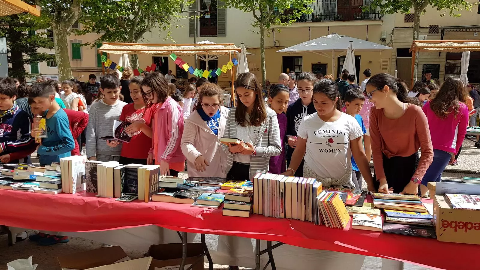 La reformada plaça d'Orient del poble ha acollit la fira del llibre.