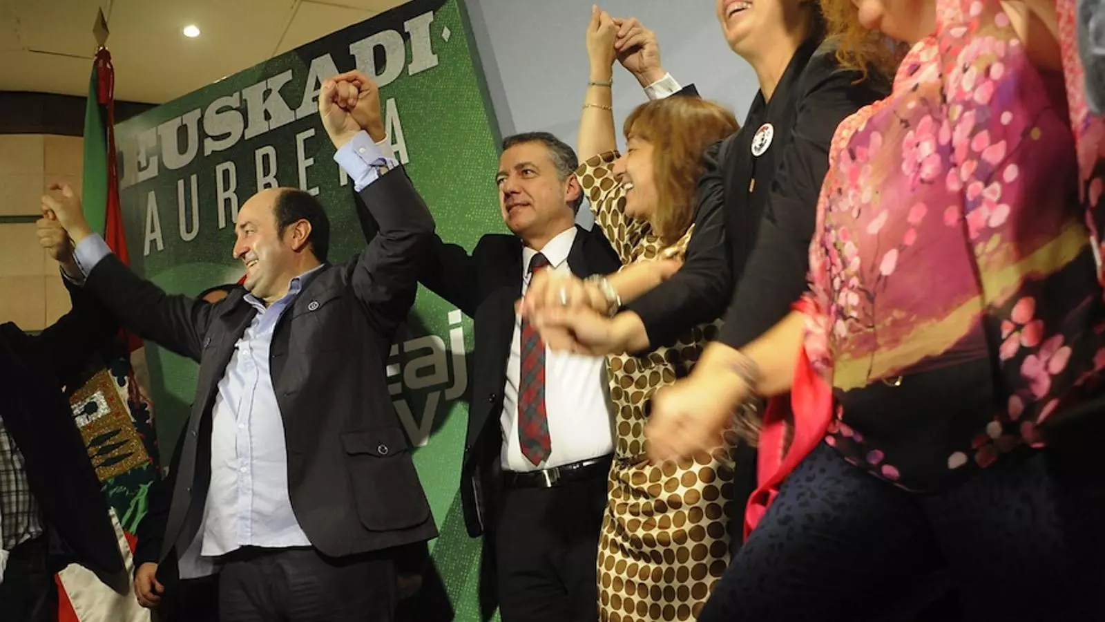 Iñigo Urkullu i el seu equip, celebrant la victòria del PNB en les eleccions basques / AFP
