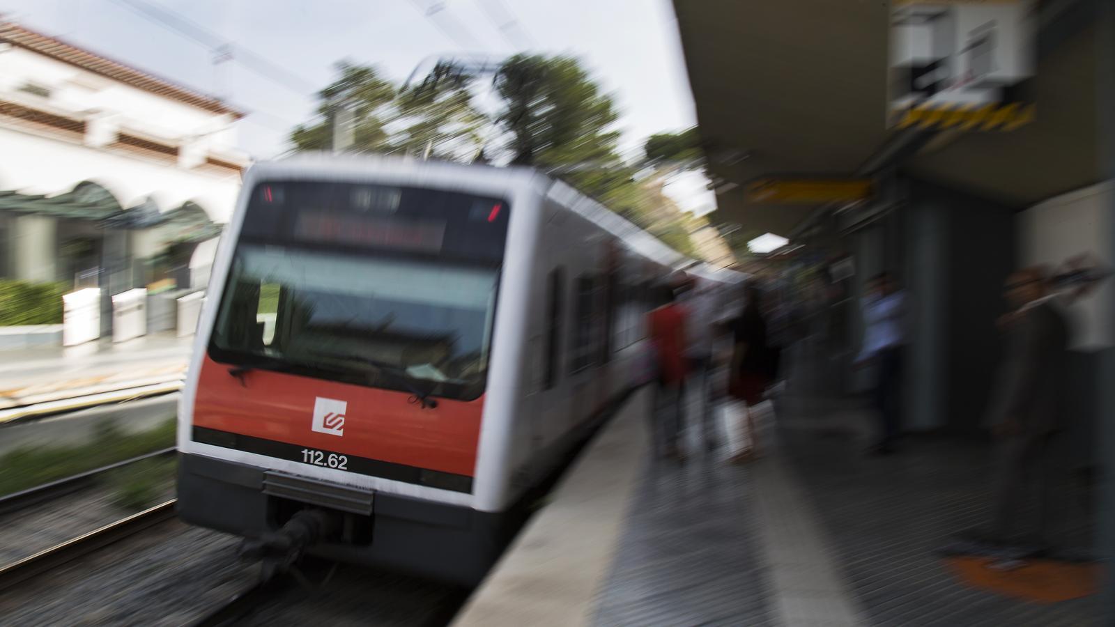 A train of the Ferrocarrils de la Generalitat at la Floresta