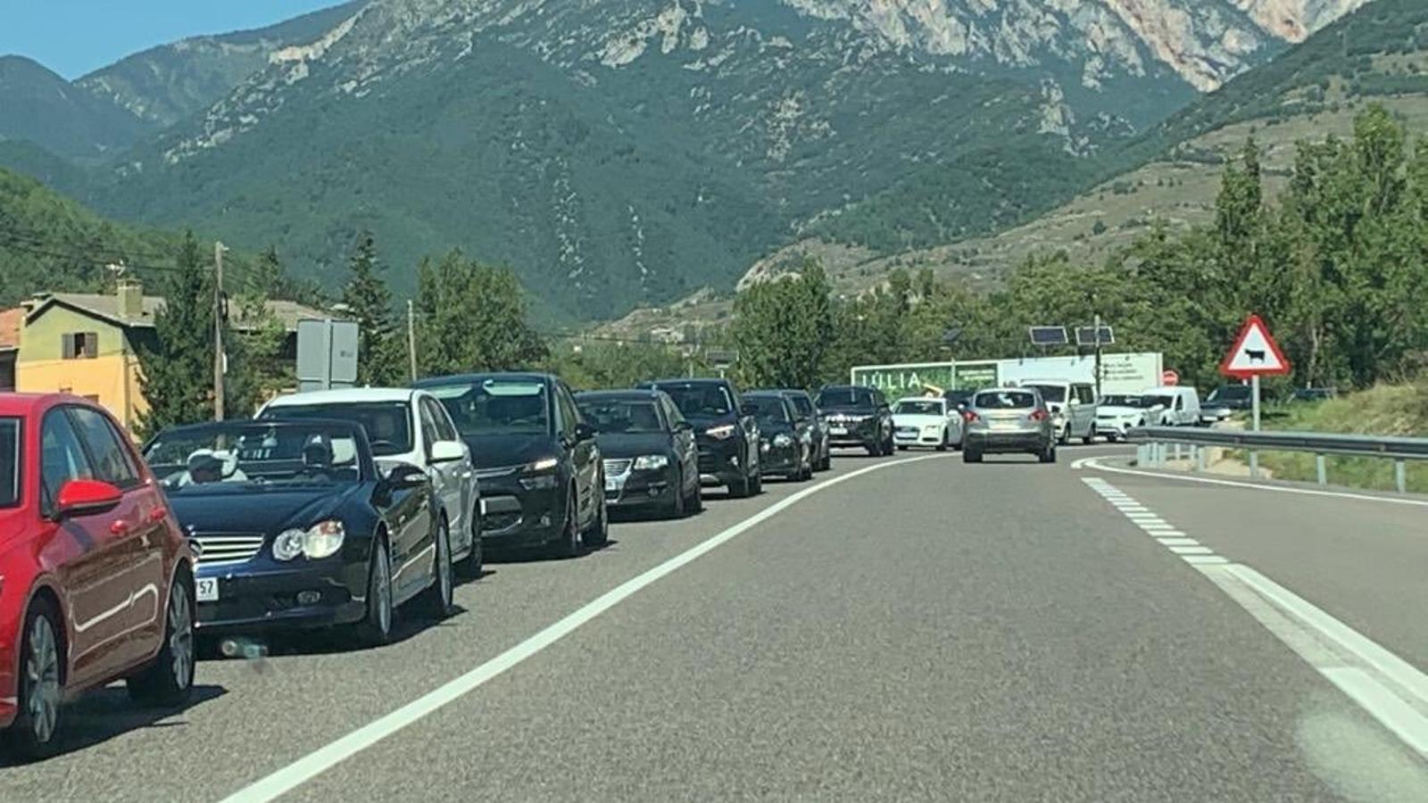 Retenció aquest diumenge en una de les carreteres que passen per Berga. / MERITXELL PRAT