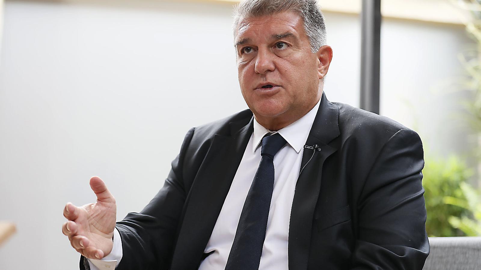 El president del Barça, Joan Laporta, fotografiat a Colòmbia en una visita que hi va fer amb la fundació del club blaugrana.