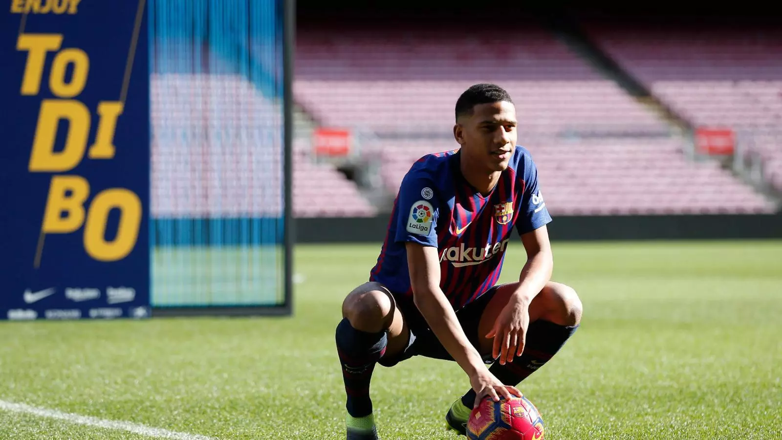 El central francès, de 19 anys, va ser presentat ahir com a nou jugador del Barça. Abidal diu que és una aposta de futur.