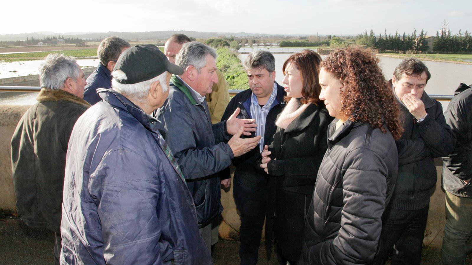 La presidenta Armengol i la conseller Cladera amb el batle de Sa Pobla, Biel Ferragut, i els pagesos de les zones afectades per la tempesta. / CAIB