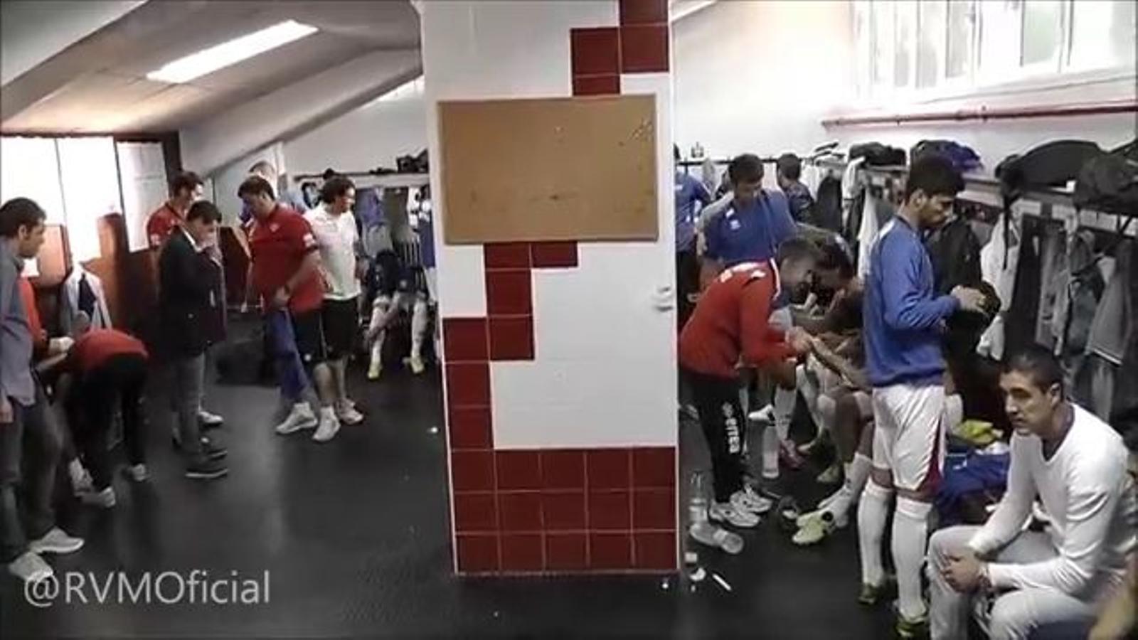 El tècnic del Rayo va fer la xerrada tècnica abans del darrer partit amb els familiars dels jugadors al vestidor