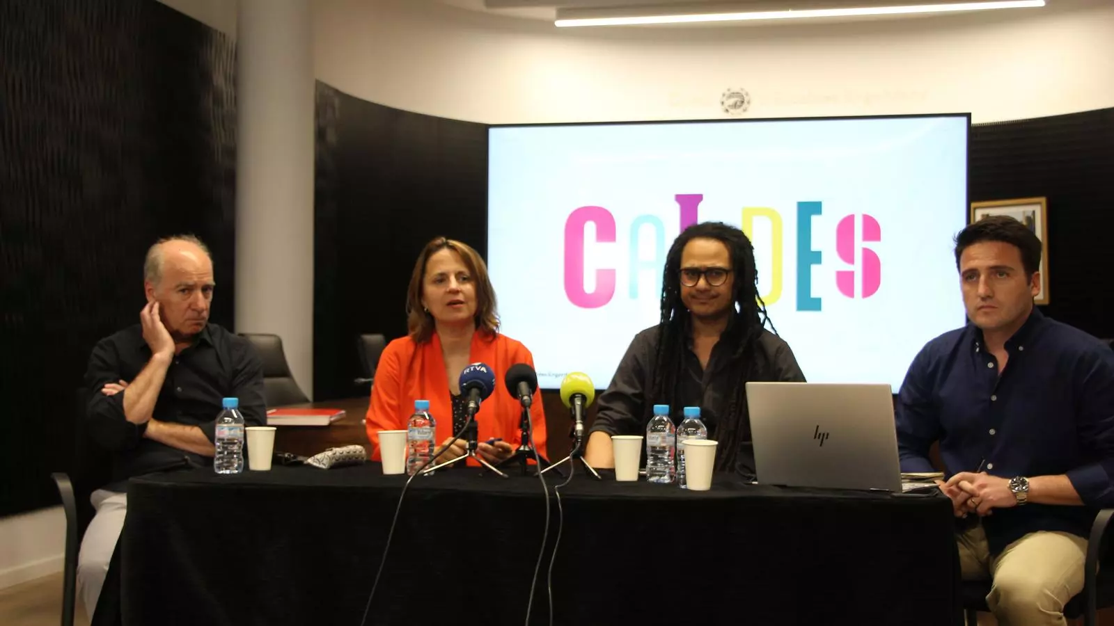 La cònsol major d'Escaldes-Engordany, Rosa Gili, el guanyador del projecte Caldes, Javier Balmaseda, i els membres del seu equip, Ivan Morante i Robert Martí, durant la roda de premsa per presentar la iniciativa.