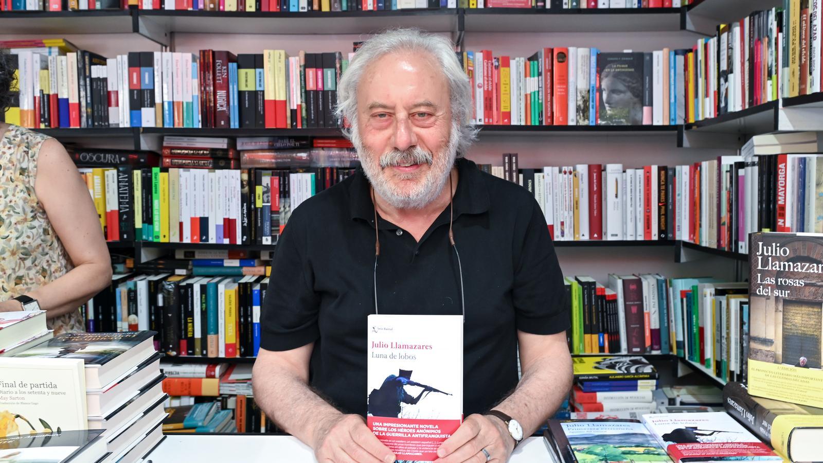 The writer Julio Llamazares during the Madrid Book Fair at Retiro Park, in an archive image from May 2026.