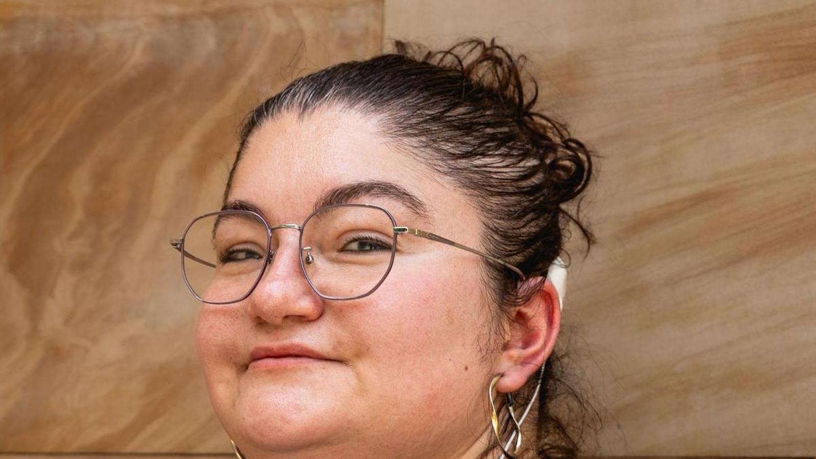 Tània Galián, in the interview with ARA, showing off the cochlear implant.