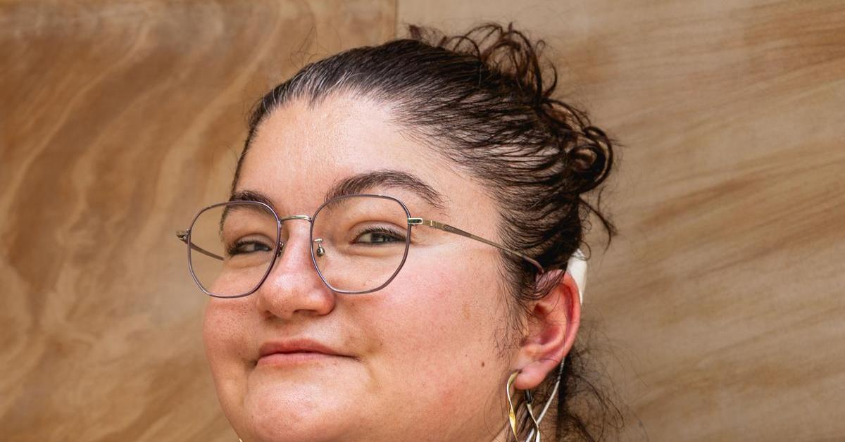 Tània Galián, in the interview with ARA, showing off the cochlear implant.