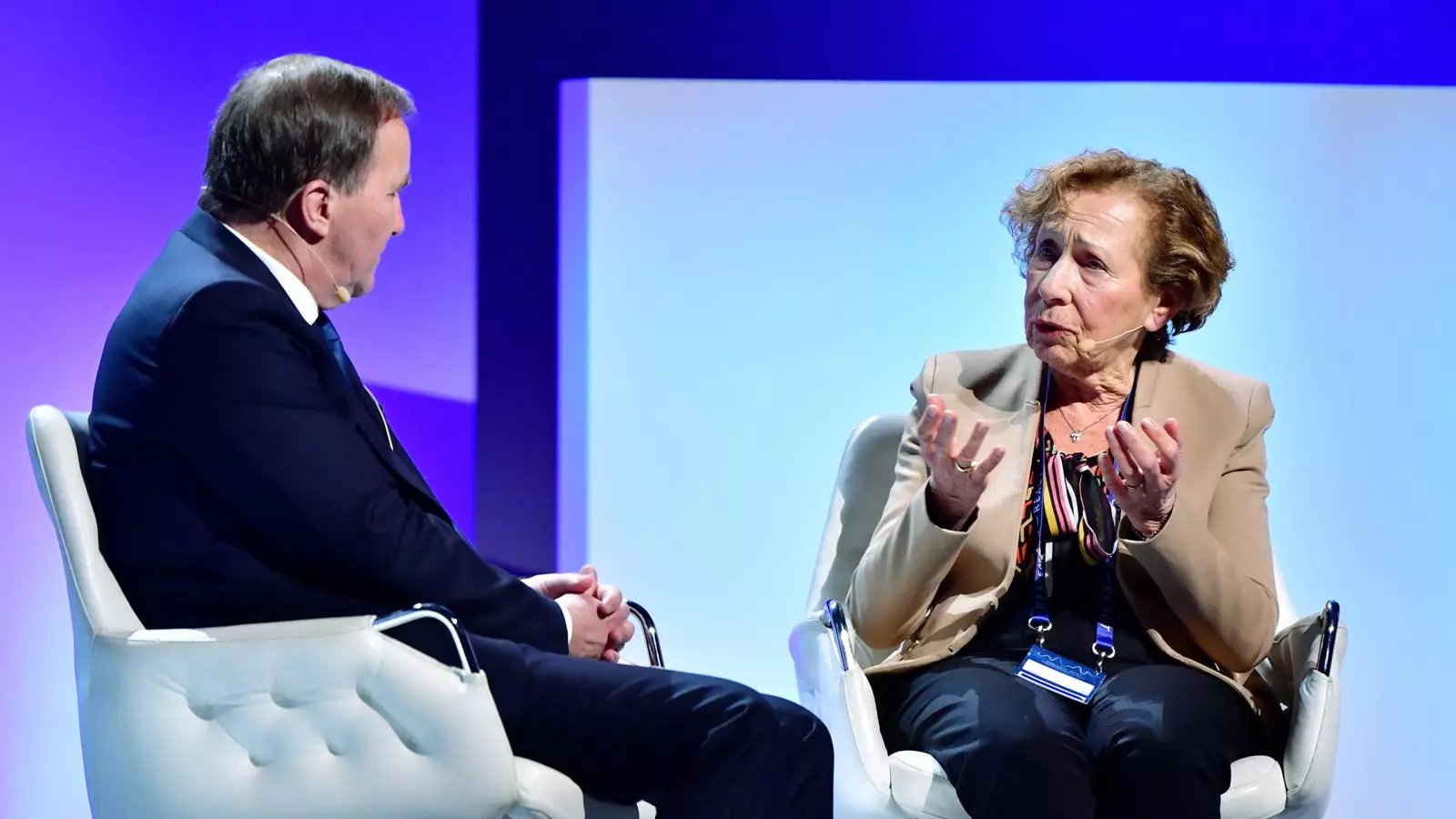 El primer ministre suec, Stefan Löfven, conversa amb Dina Rajs, supervivent de l'Holocaust