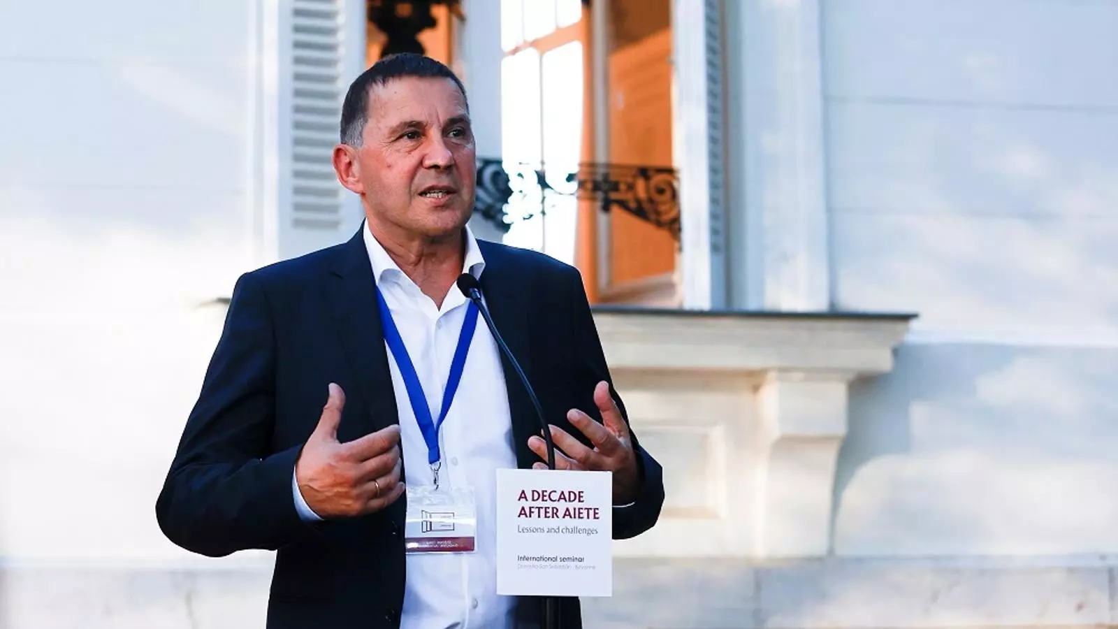 Arnaldo Otegi durant la commemoració del desè aniversari de la Conferència d'Aiete, prèvia al comunicat d'ETA en què la banda anuncia la fi de la seva activitat armada.