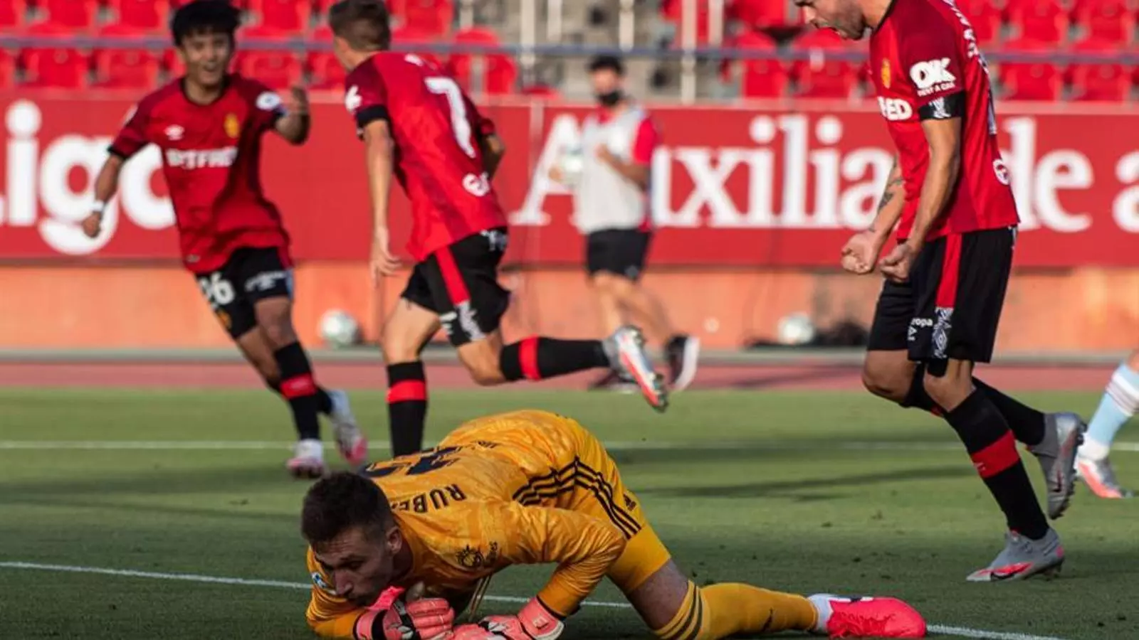Dani Rodríguez celebra un dels gols del partit