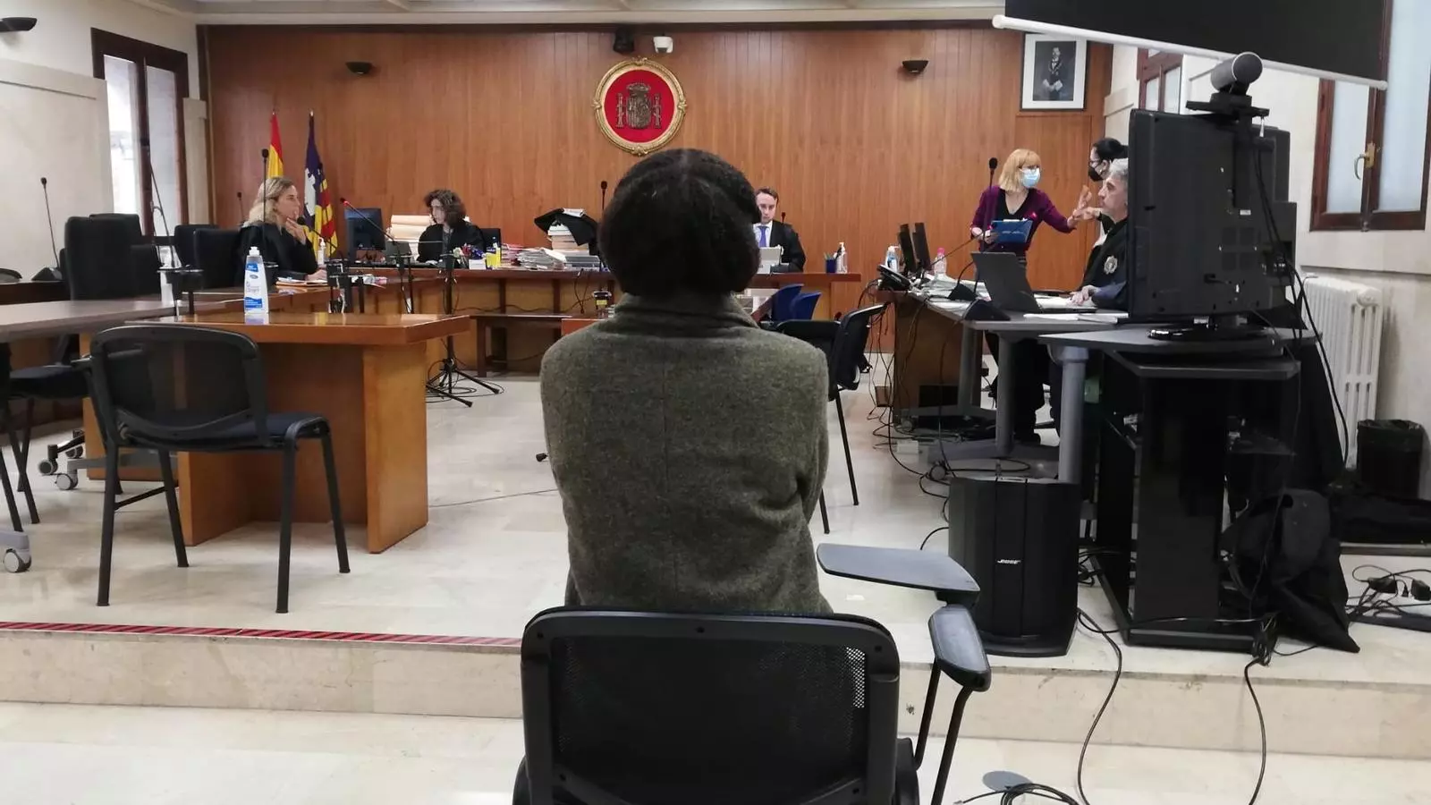 La dona acusada, durant el judici