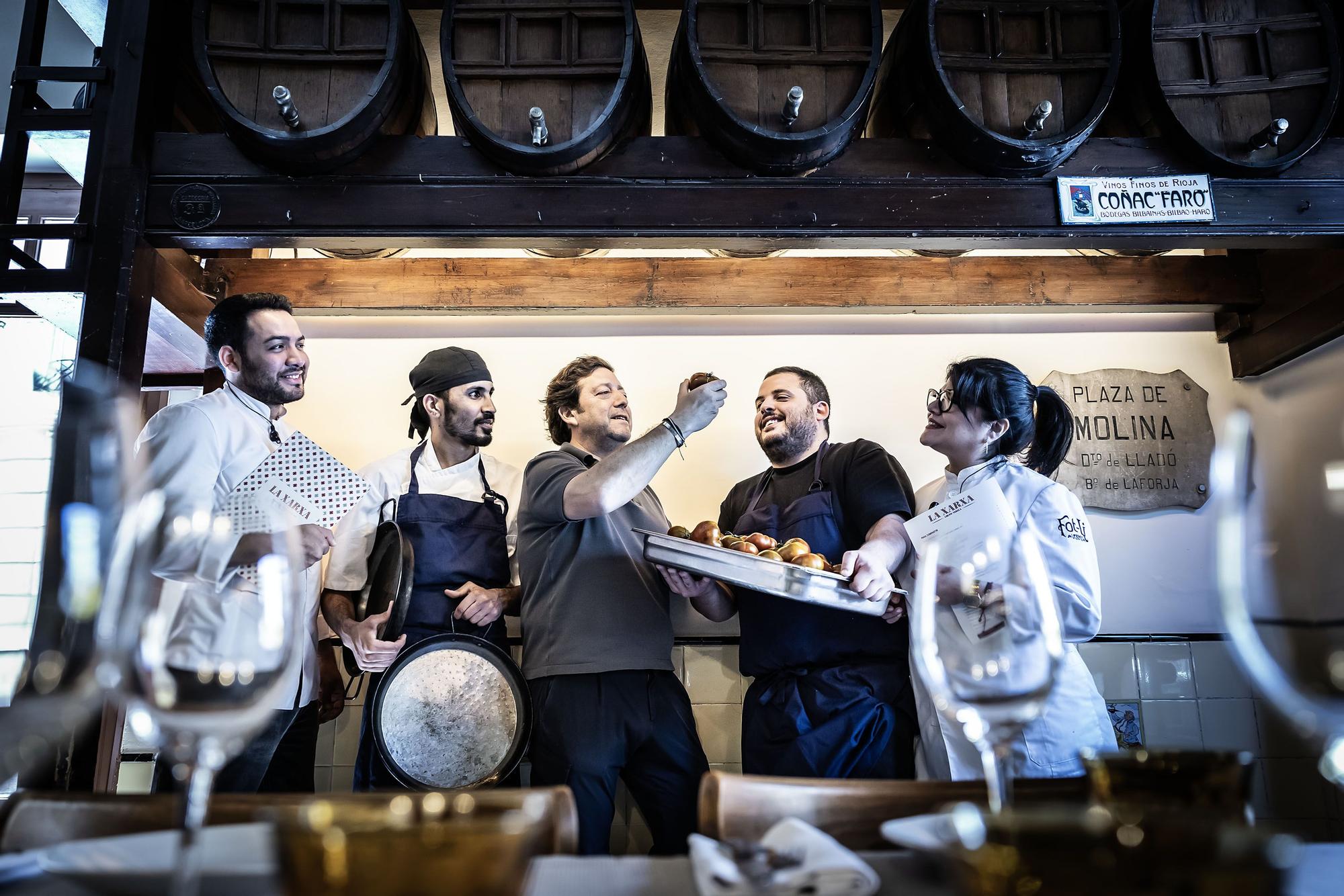 L' equip del restaurant La Xarxa a l'entrada del local