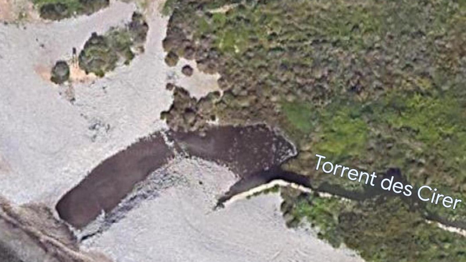 L'acumulació d'aigua bruta al Codolar, devora l'aeroport d'Eivissa, vista des del cel