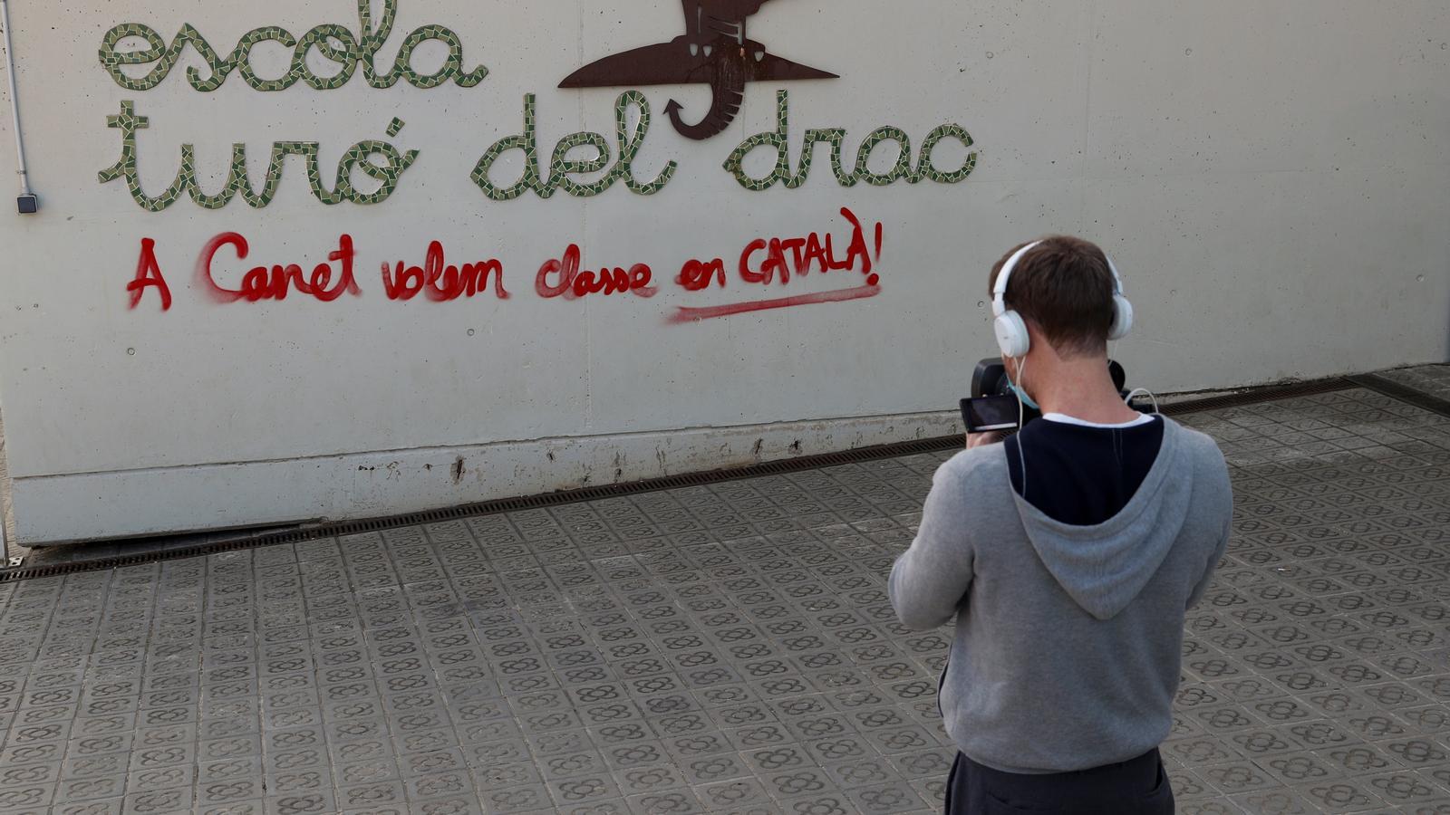 Façade of the Cerro del Dragón school in Canet