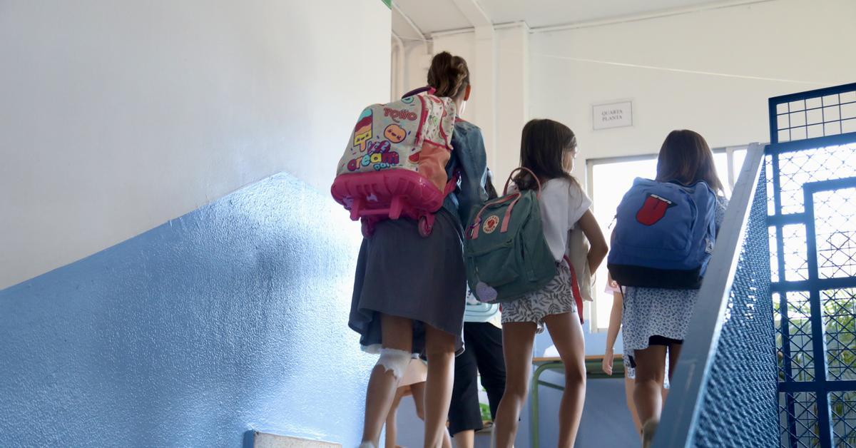Balearic schoolchildren in a classroom taking a language assessment