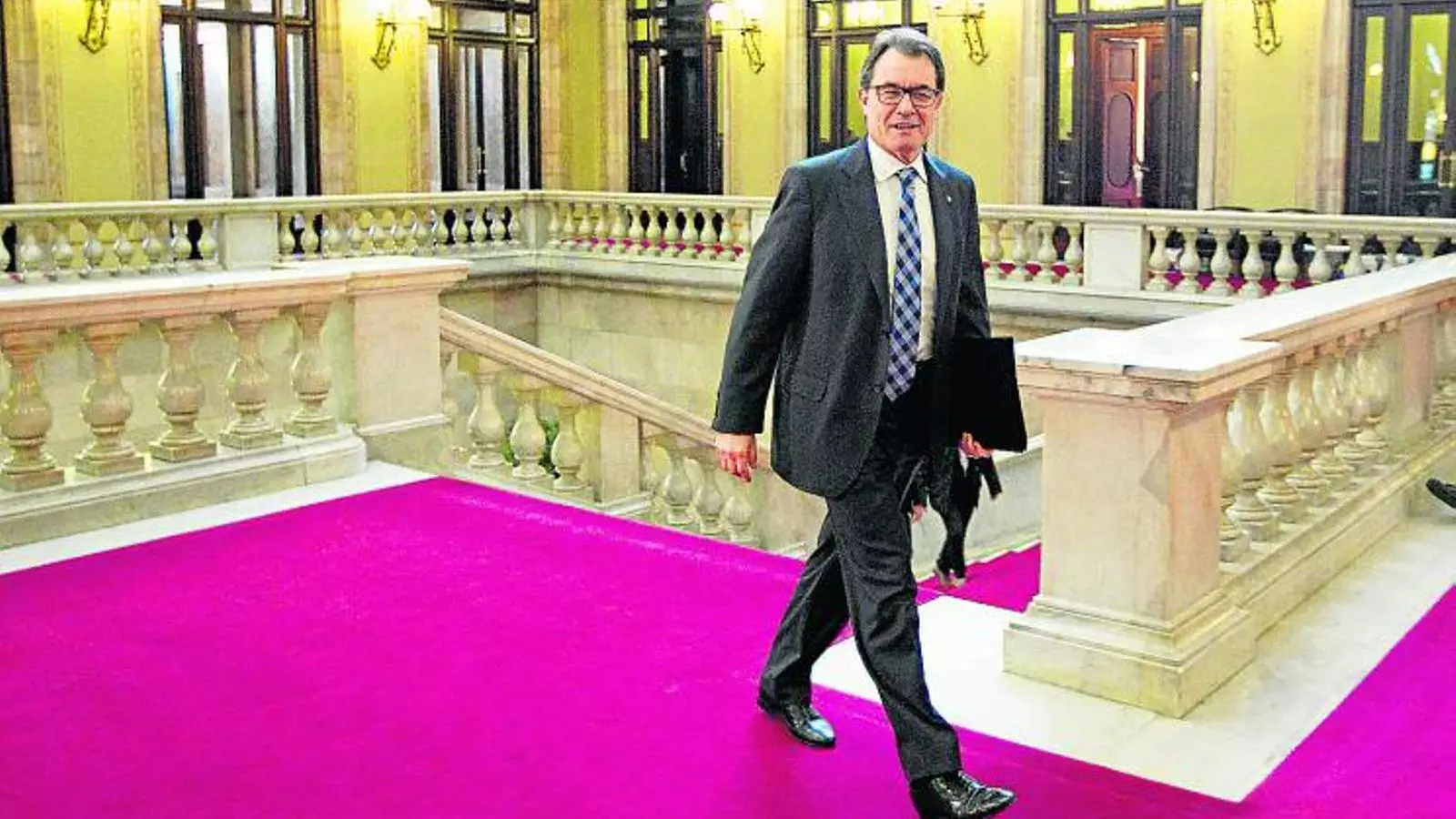 JORNADA AL PARLAMENT El president de la Generalitat, Artur Mas, va passar ahir bona part del dia al Parlament, on es desenvolupava la segona part del ple d’aquesta setmana. En la sessió de control del dia anterior, Mas va refermar el rumb del procés sobiranista i va assegurar que la sentència del Constitucional no frenaria els plans per la consulta.
