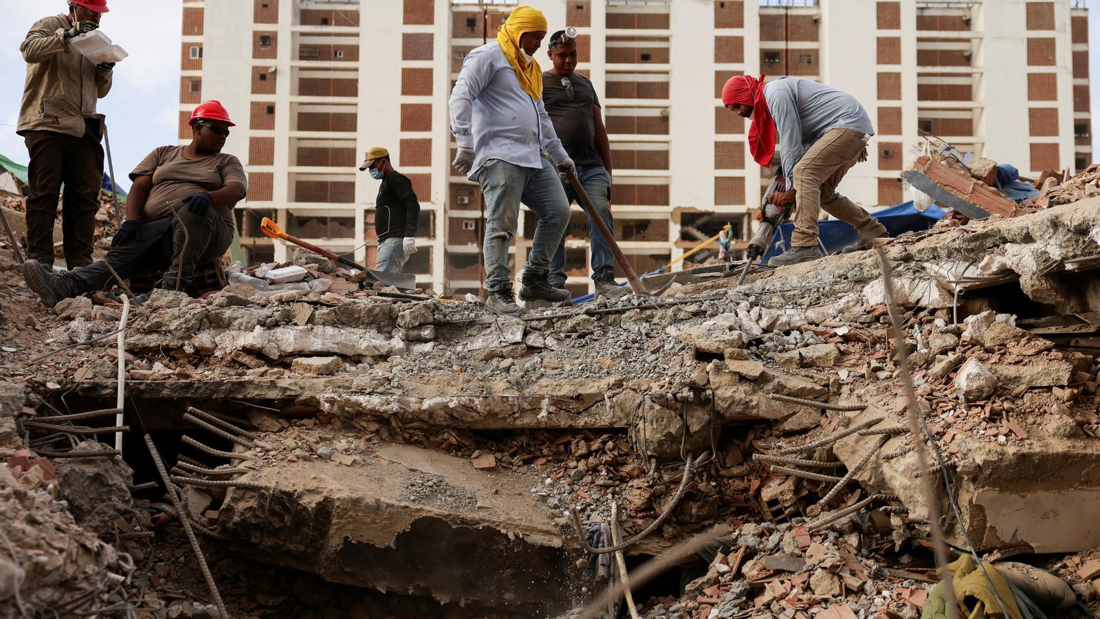 Venezolanos continúan buscando desaparecidos bajo los escombros, en La Guaira, el 29 de julio, un mes después del doble terremoto que asoló el norte de Venezuela.