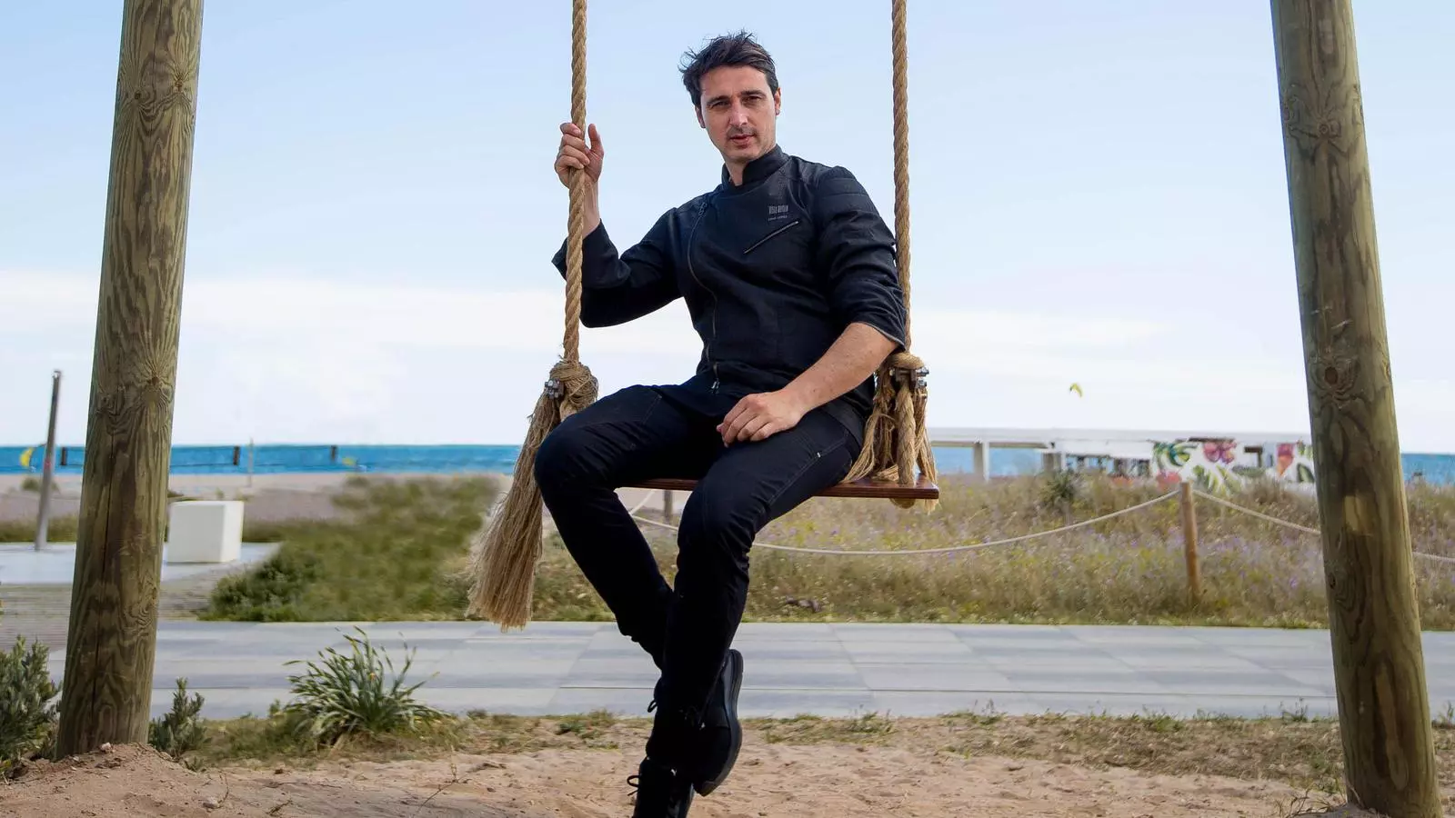 Fran López al gronxador del restaurant Xalar de Castelldefels