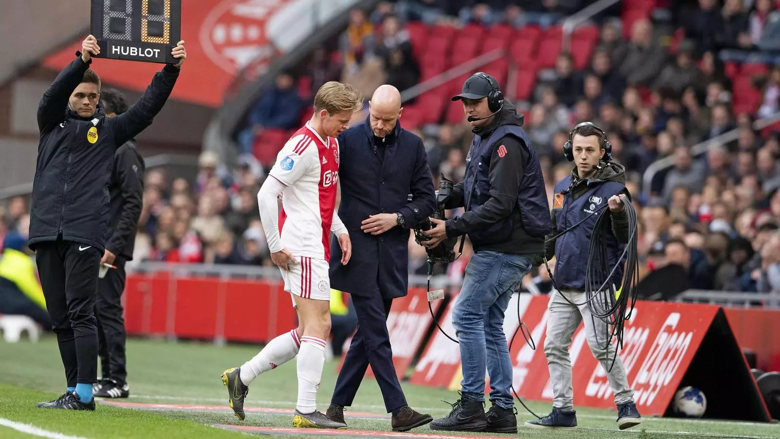 Frenkie De Jong es retira del terreny de joc al minut 28 en el partit de Lliga contra l'Excelsior