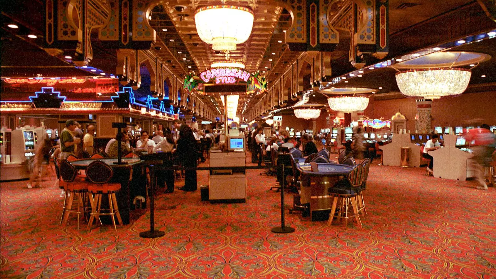 Un grup d'aficionats en un casino, una imatge molt similar a la que es pot reproduir al macrocomplex hoteler i d'oci que promou Sheldon Adelson.