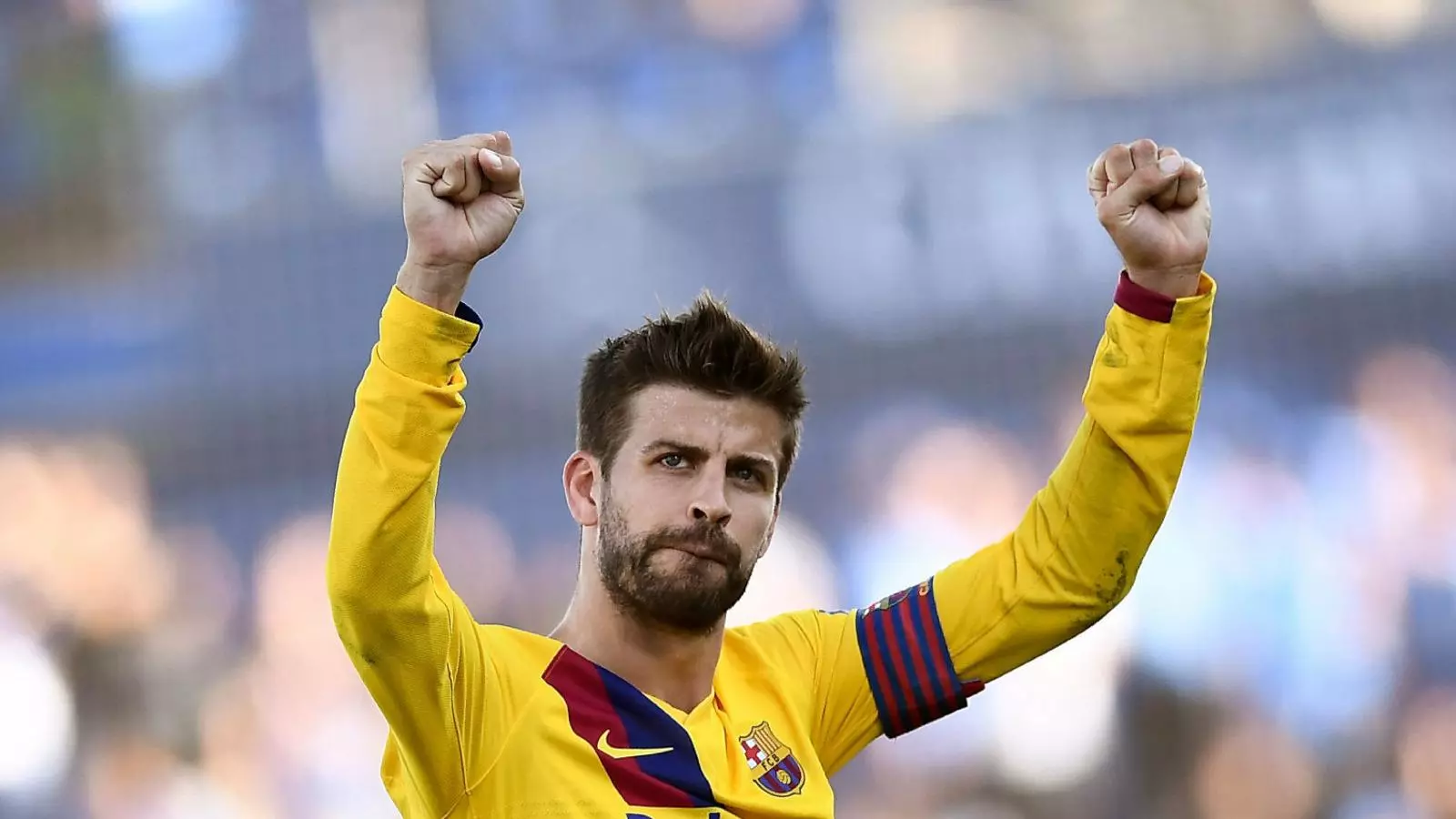 Gerard Piqué celebrant amb els aficionats del Barça la victòria al camp del Getafe, l’estadi on va criticar la directiva a la zona mixta.