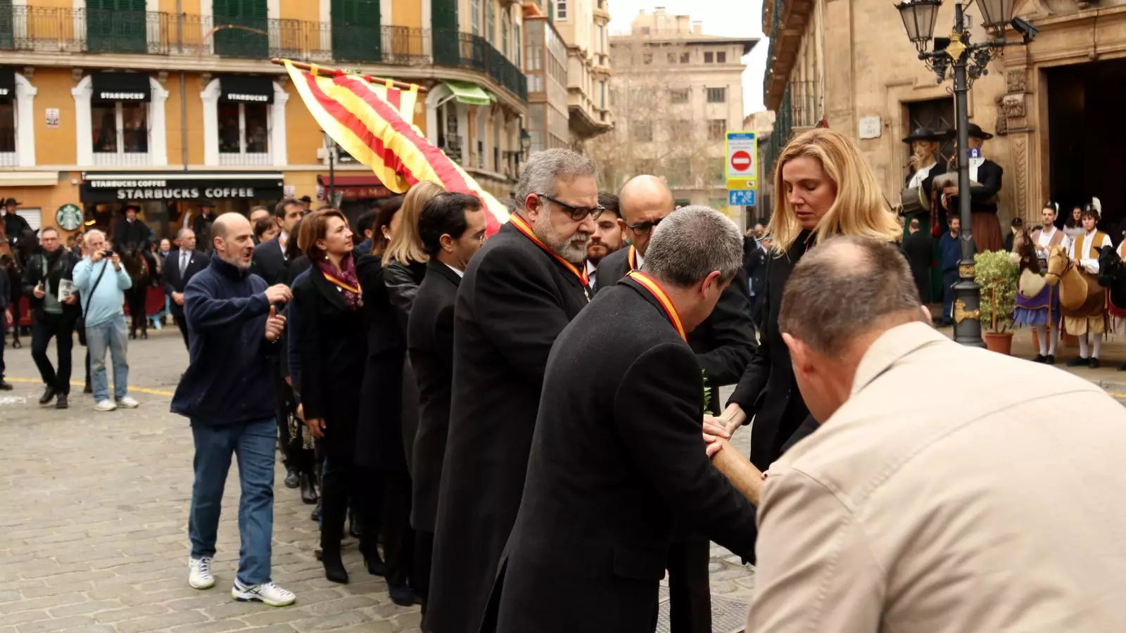 Els representants de l'Ajuntament han col·locat l'Estendard / I.VELÁZQUEZ