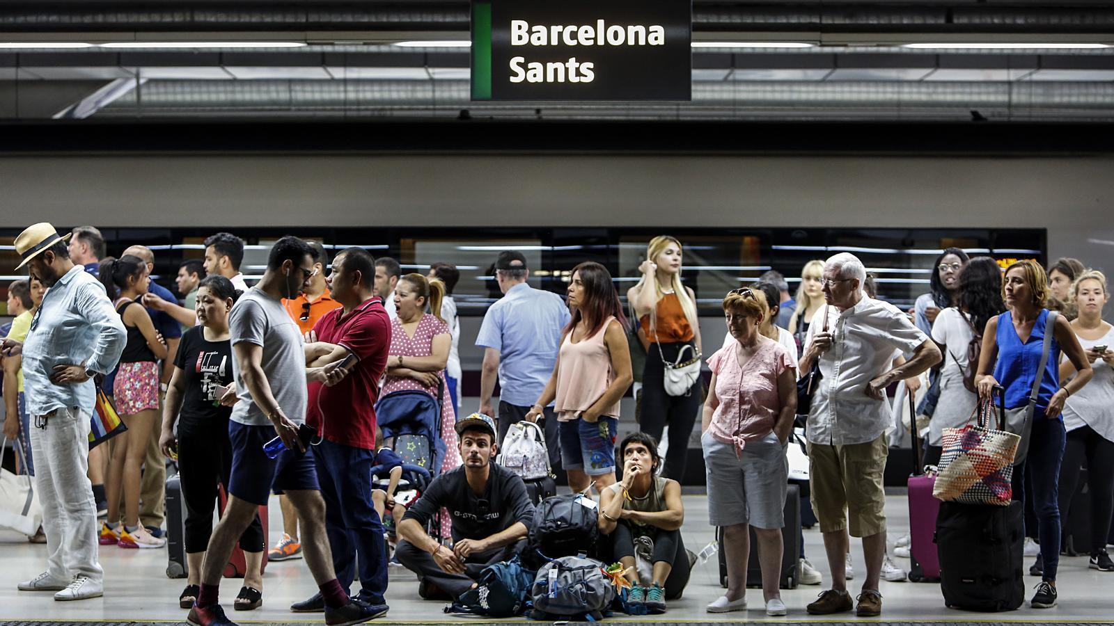 Un andén de la estación de Sants lleno de gente durante una de las múltiples averías