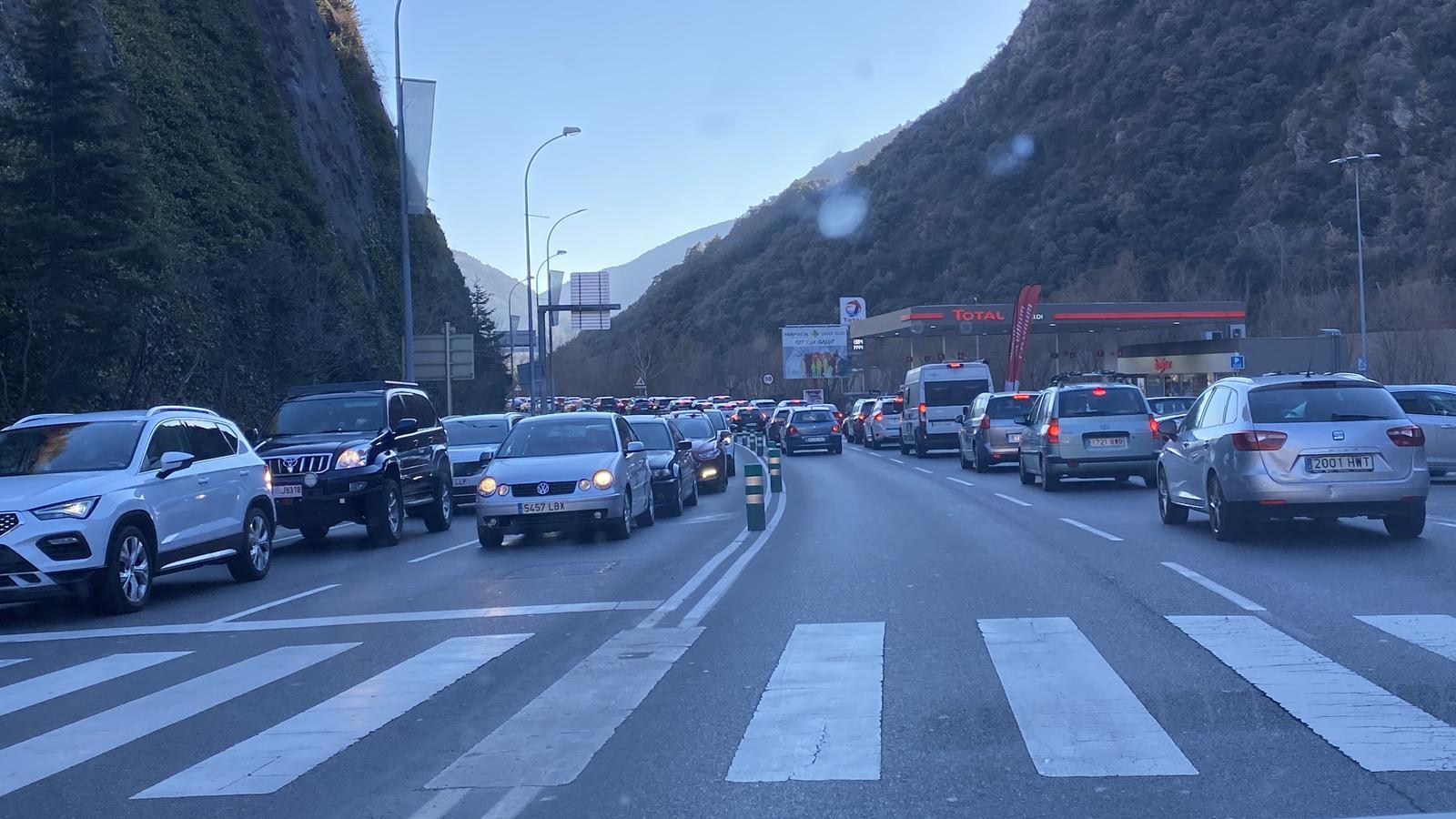 La cua de vehicles s'allarga fins a l'entrada de Sant Julià.